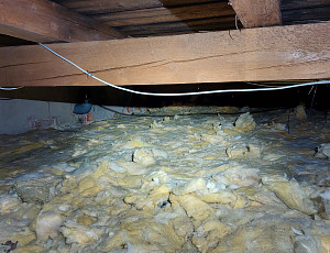 Zateplení rodinného domu s pultovou střechou pomocí foukané izolace